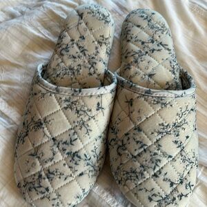 Chapter Club slip on bedroom slippers size large 9-10.